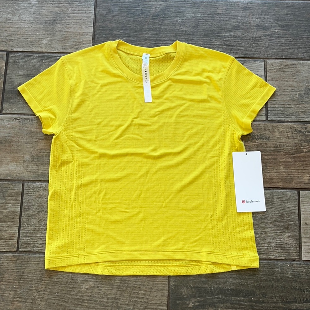 NWT lululemon train to be short sleeve in soleil, size 6